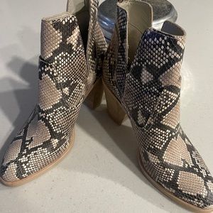 DOLCE VITA SNAKESKIN BOOTIE SZ 8